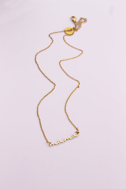 Gold necklace on a light purple background